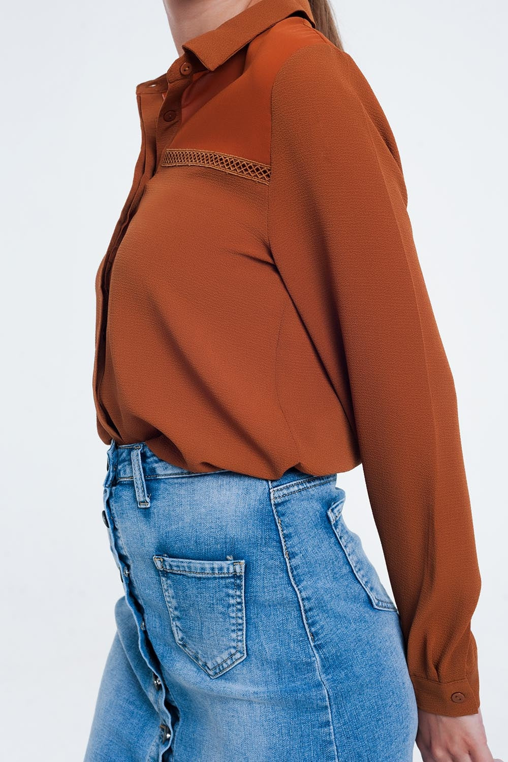 Camicia di colore arancione con applicazione al petto
