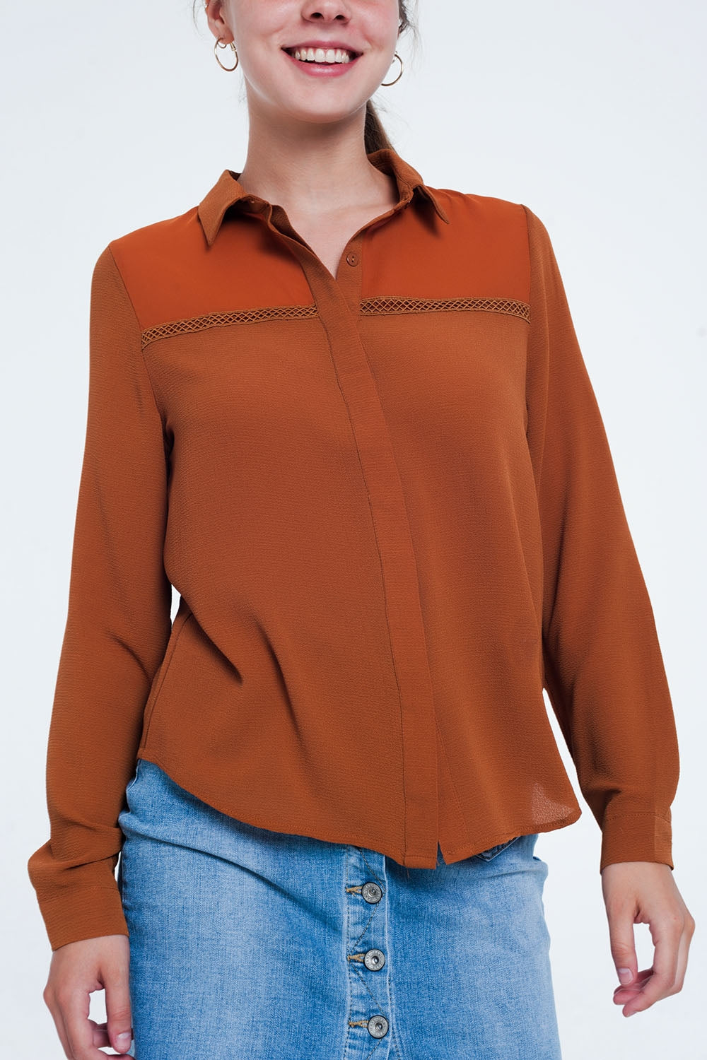Camicia di colore arancione con applicazione al petto