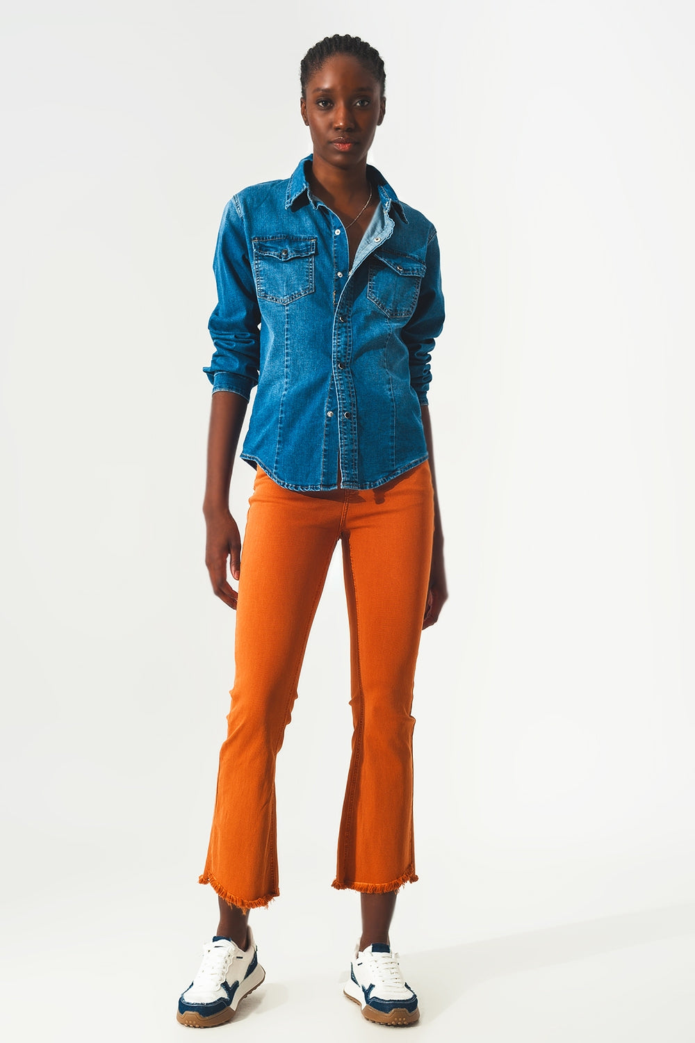 Camicia di jeans blu con bottoni automatici