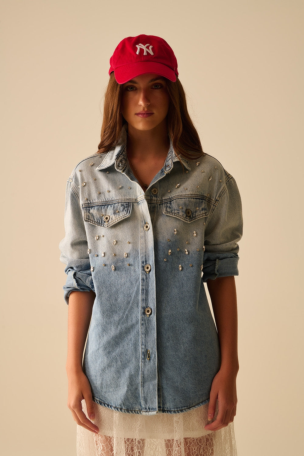 camicia di jeans lavata con tasche sul petto e dettagli ricamati in strass