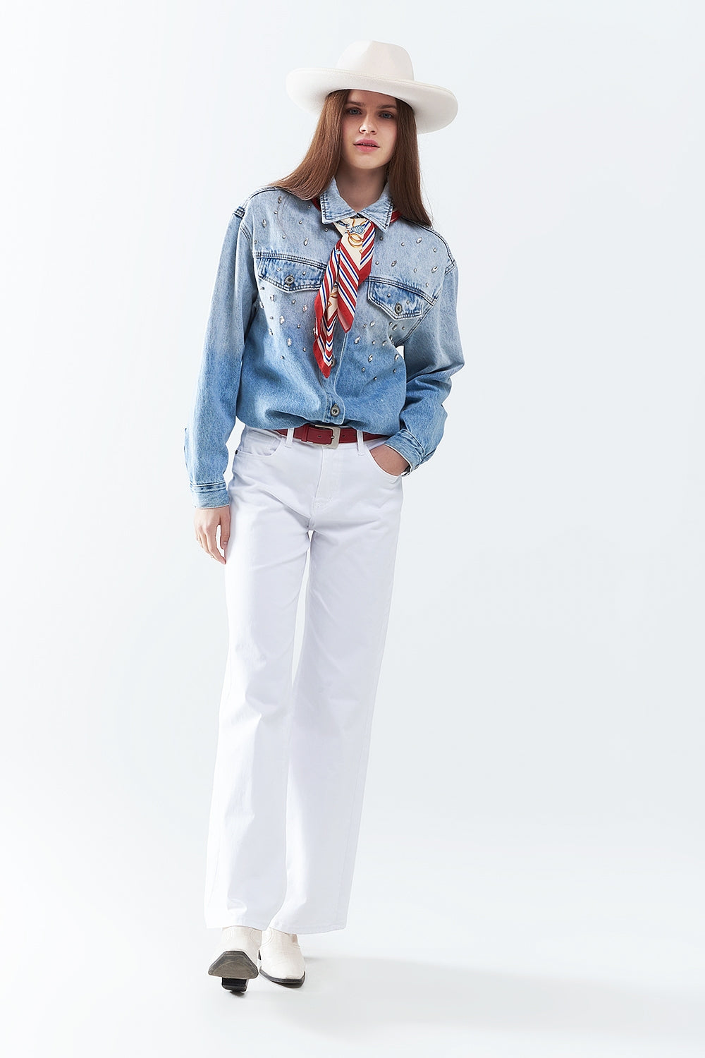 camicia di jeans lavata con tasche sul petto e dettagli ricamati in strass