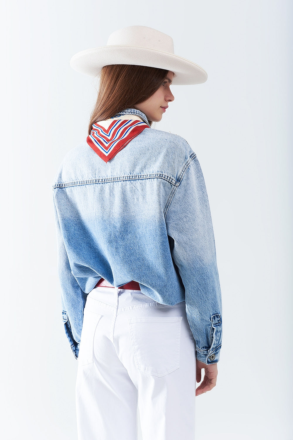 camicia di jeans lavata con tasche sul petto e dettagli ricamati in strass
