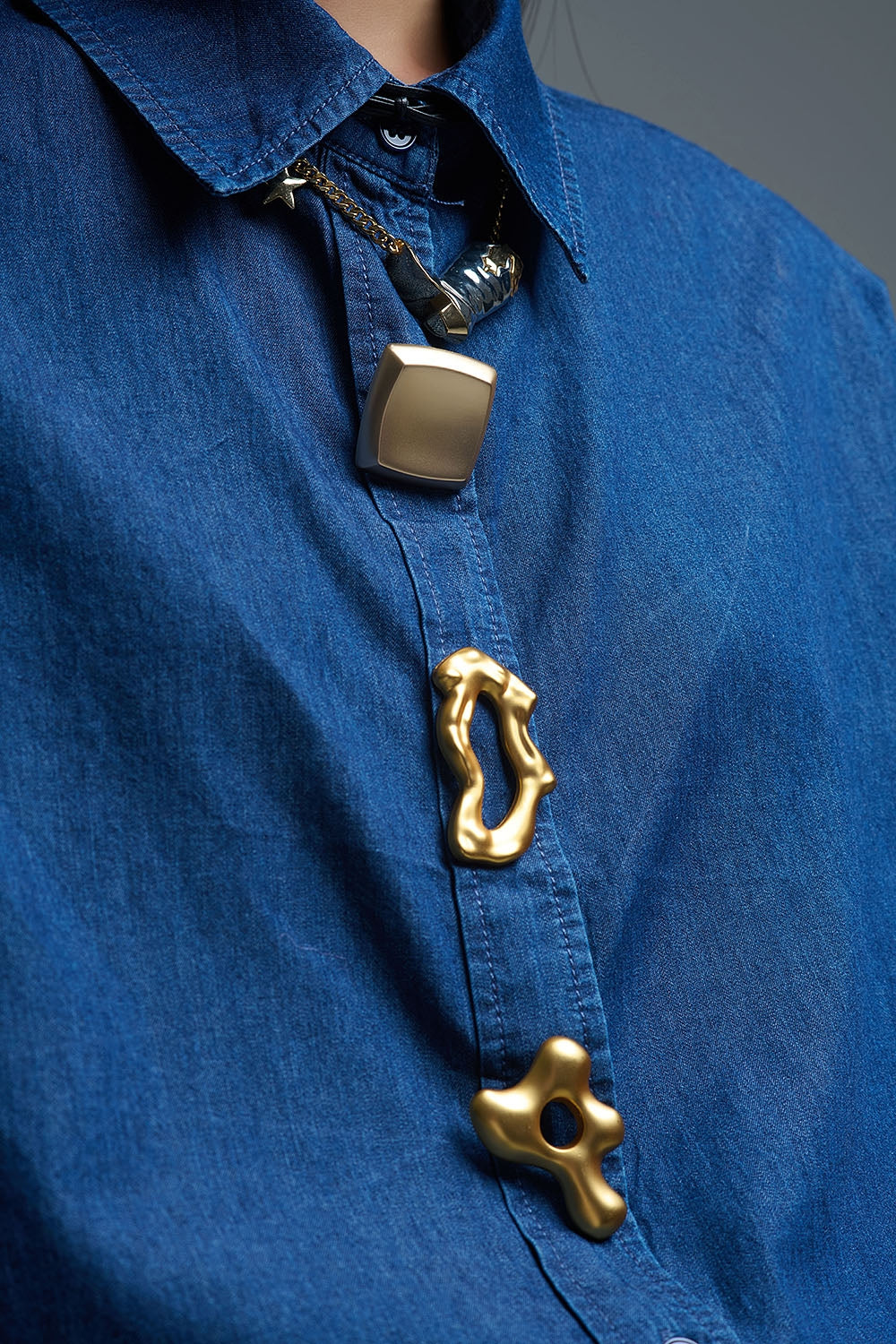 Camicia di jeans rilassata con bottoni astratti dorati