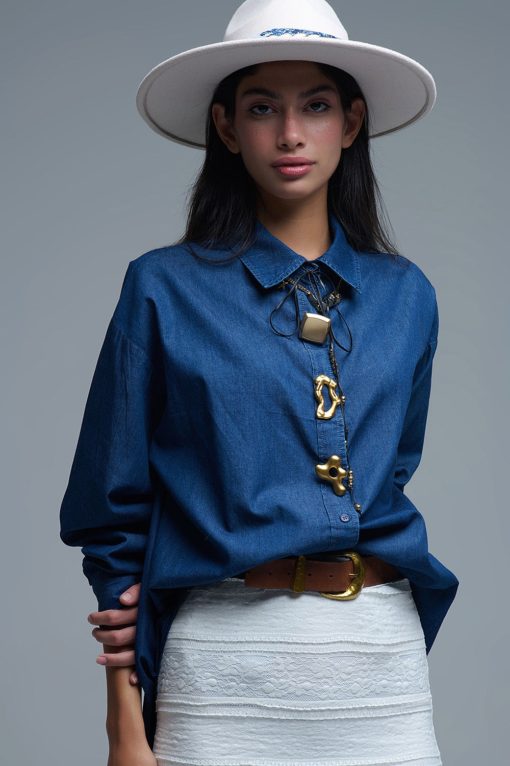 Camicia di jeans rilassata con bottoni astratti dorati