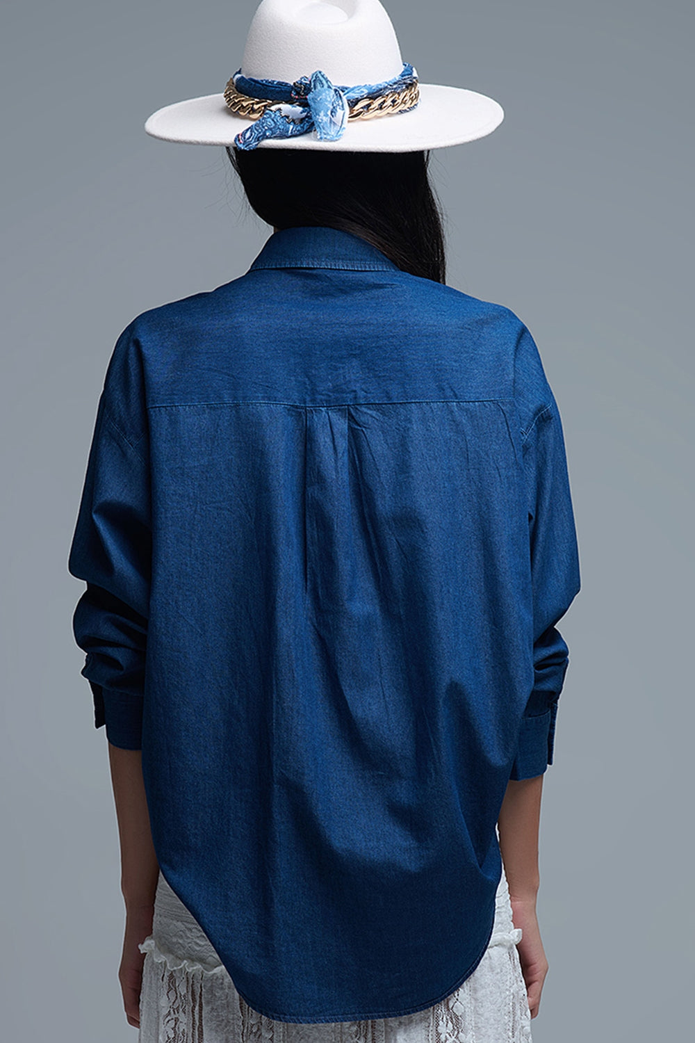 Camicia di jeans rilassata con bottoni astratti dorati