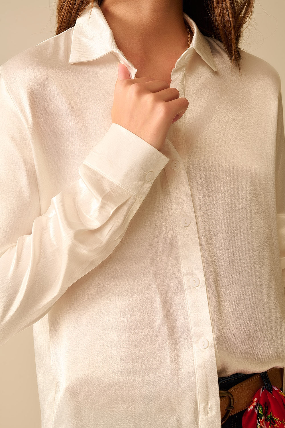 Camicia di raso a maniche lunghe con colletto polo in colore bianco