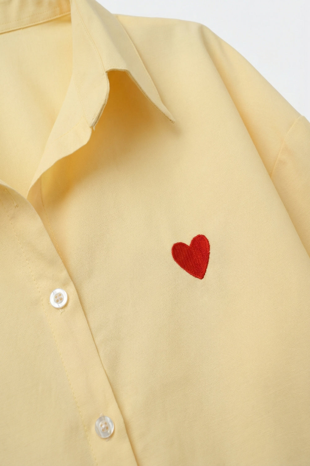 Camicia gialla con bottoni e dettaglio cuore
