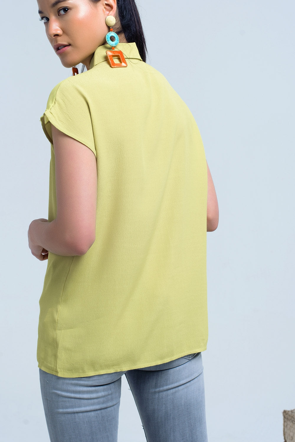 Camicia gialla con dettaglio a rete