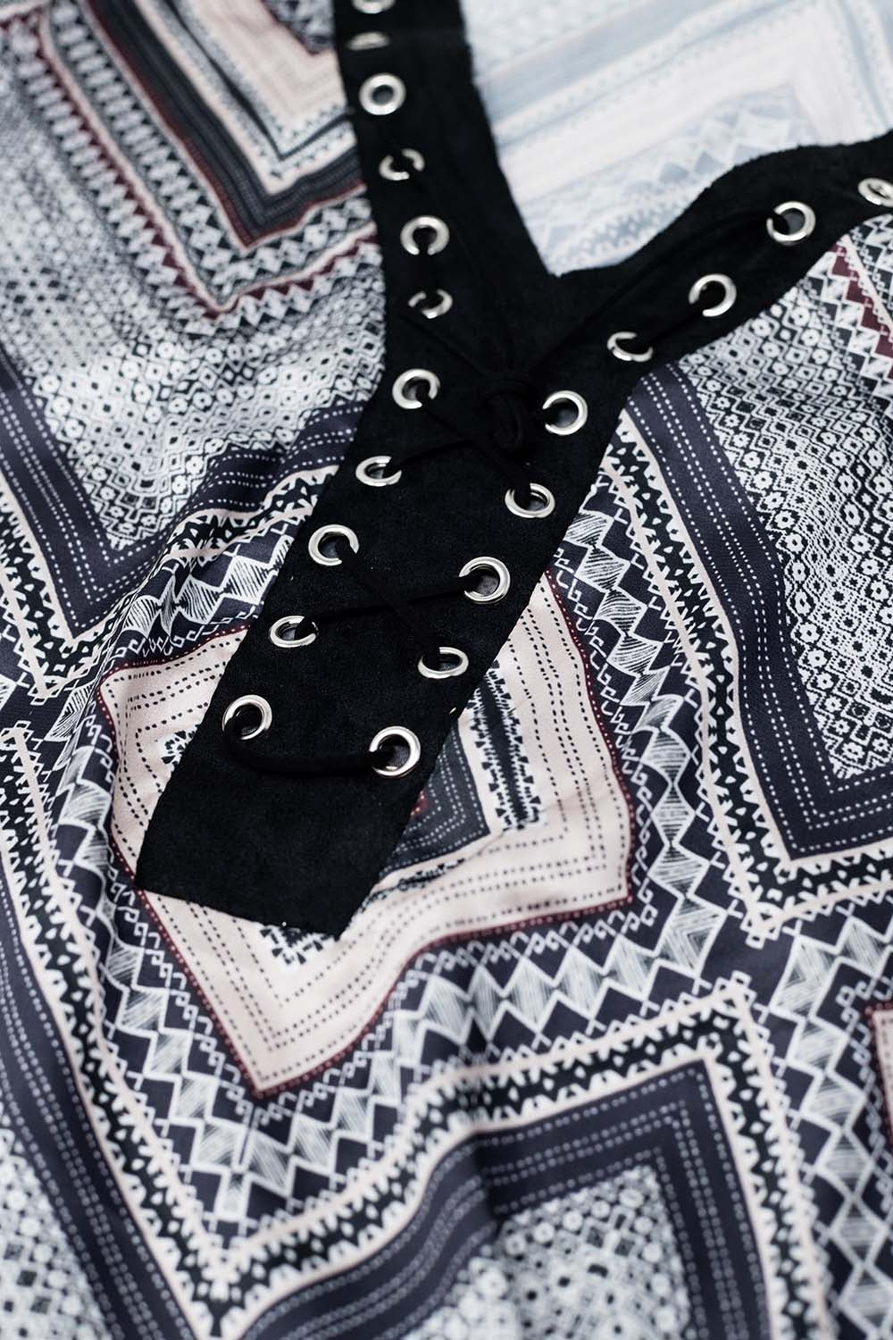 Camicia grigia con stampa geo e dettaglio incrociato sul collo