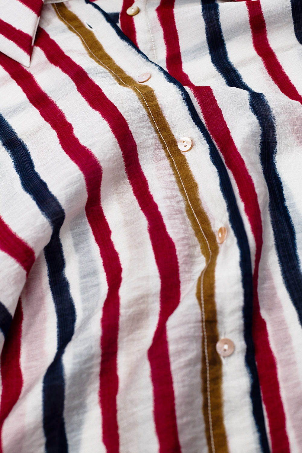 camicia in chiffon a maniche lunghe con righe multicolori rosso e blu