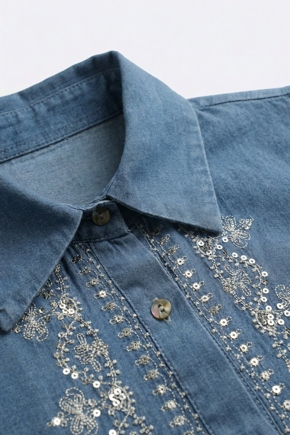Camicia in denim blu con finiture ricamate e maniche lunghe