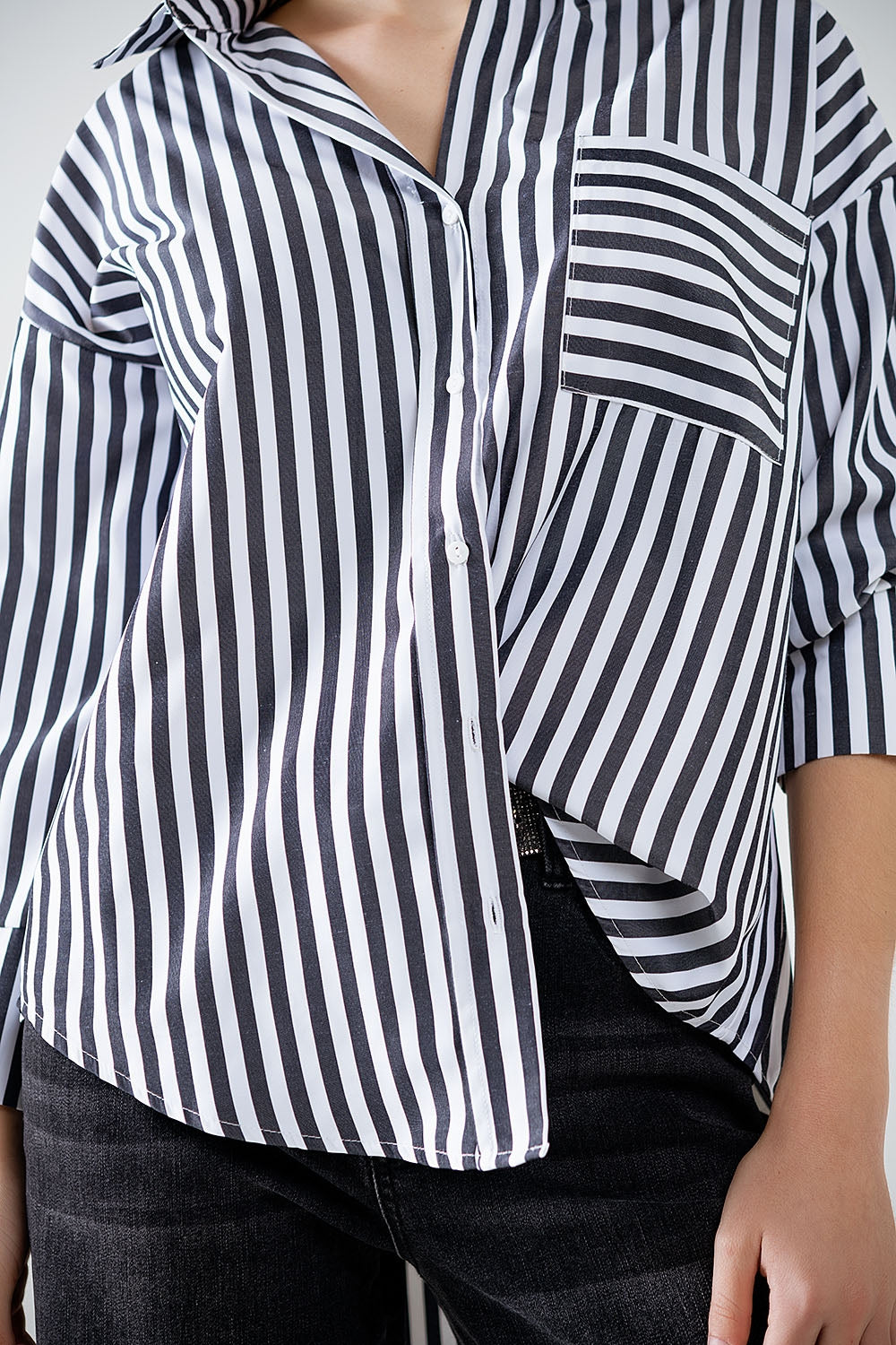 Camicia in popeline a righe verticali nere con taschino sul petto
