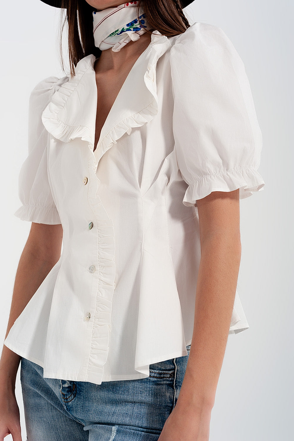 Camicia in popeline con volant in bianco
