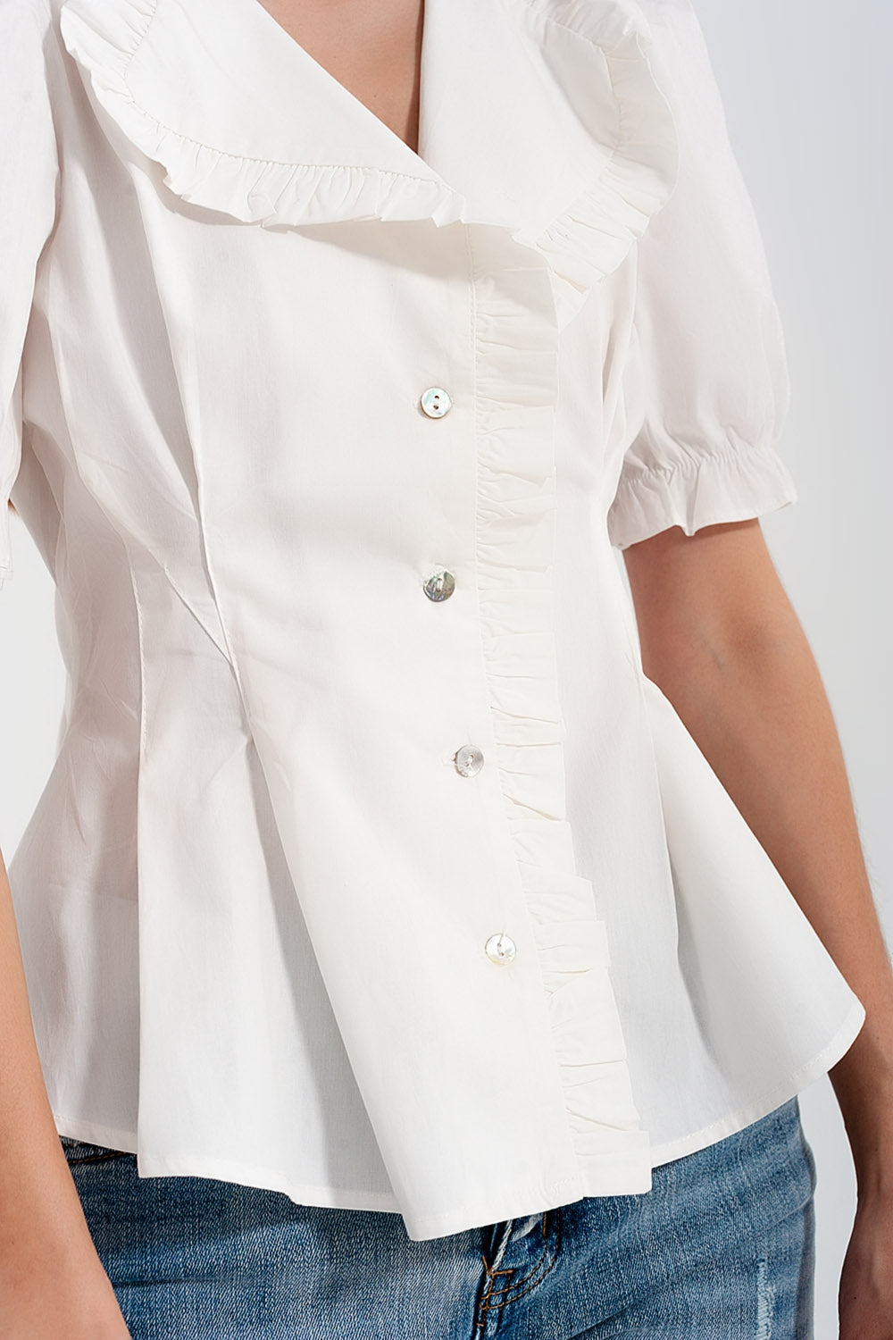 Camicia in popeline con volant in bianco