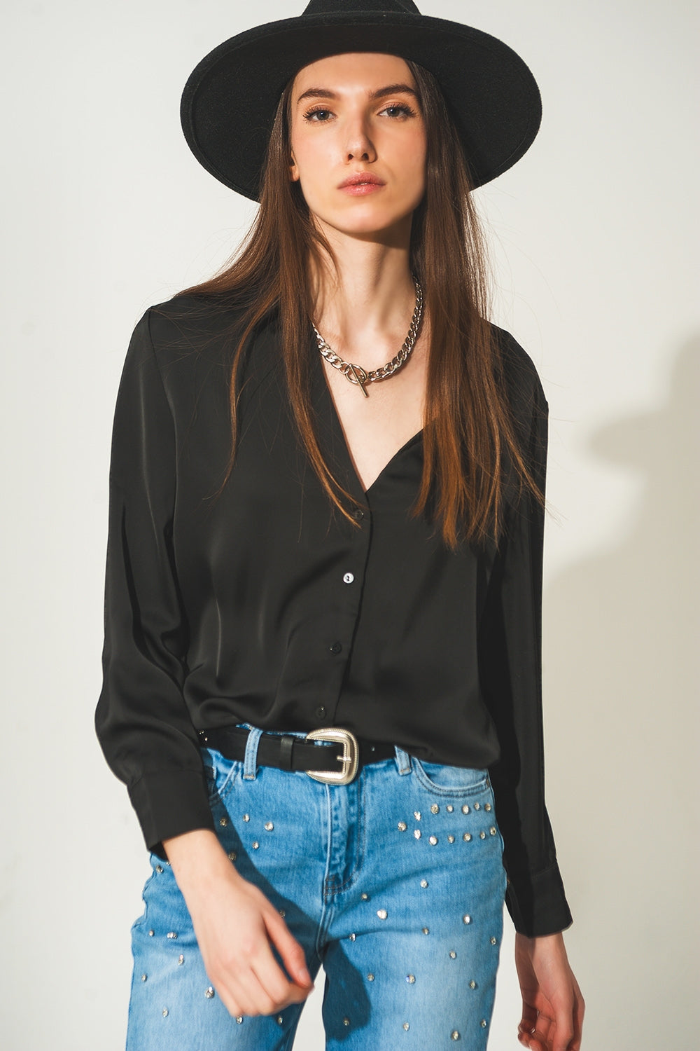 Camicia in raso con scollo V in nero