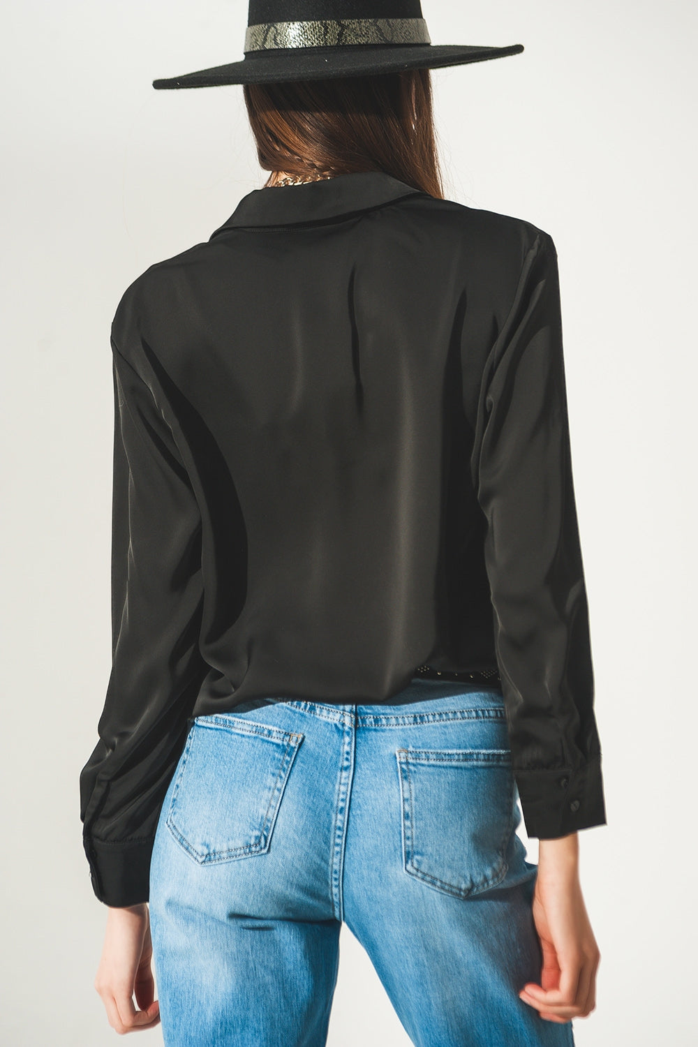 Camicia in raso con scollo V in nero