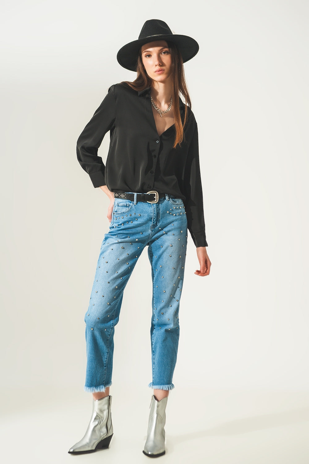 Camicia in raso con scollo V in nero