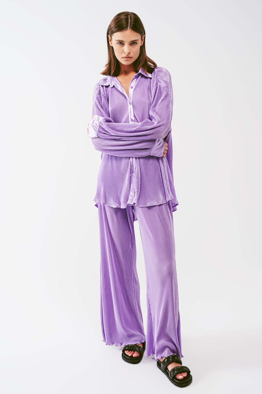 Camicia in satin plissettato lila dal taglio comodo