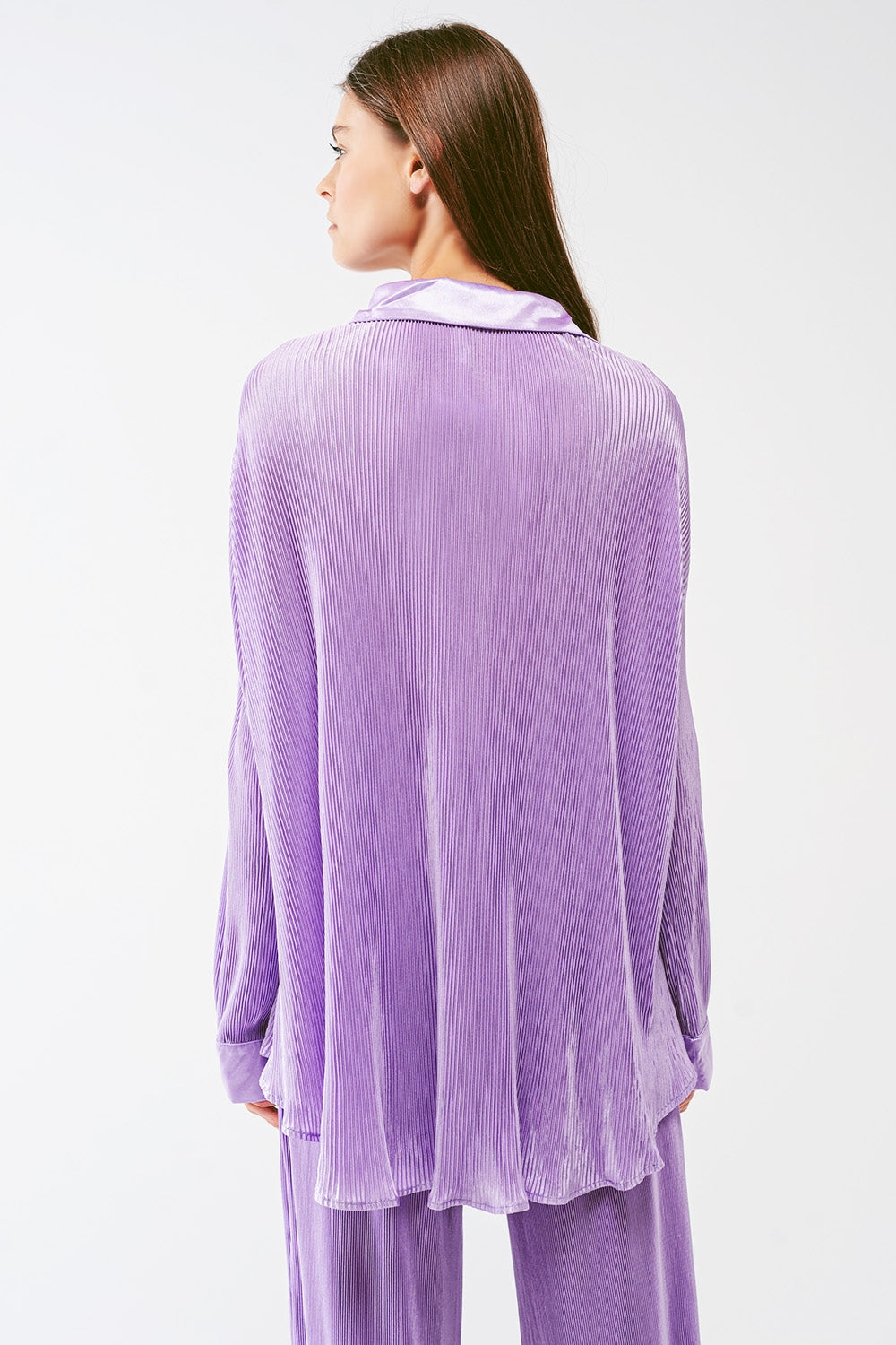 Camicia in satin plissettato lila dal taglio comodo