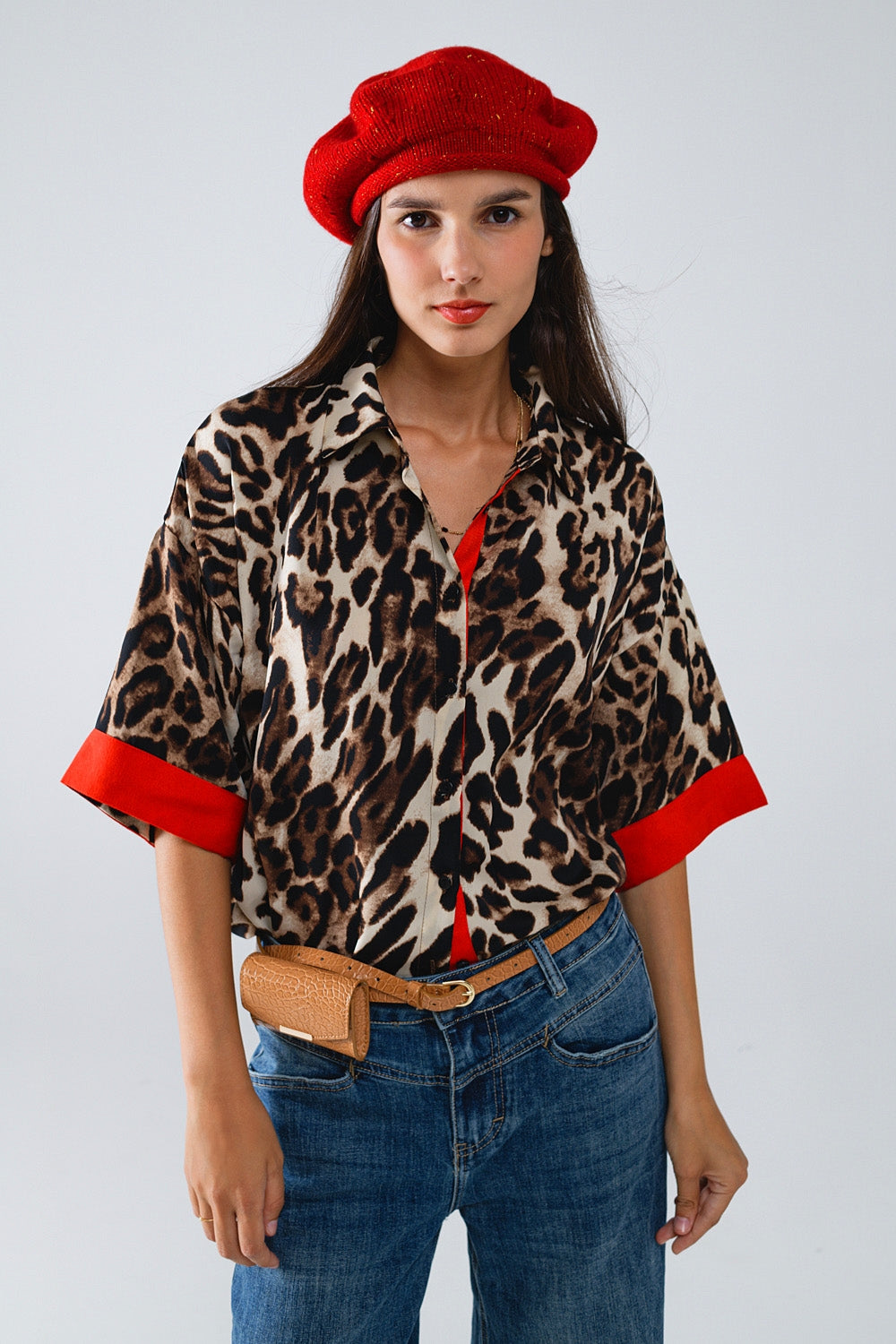 Q2 Camicia leopardata a maniche 3/4 con dettagli rossi