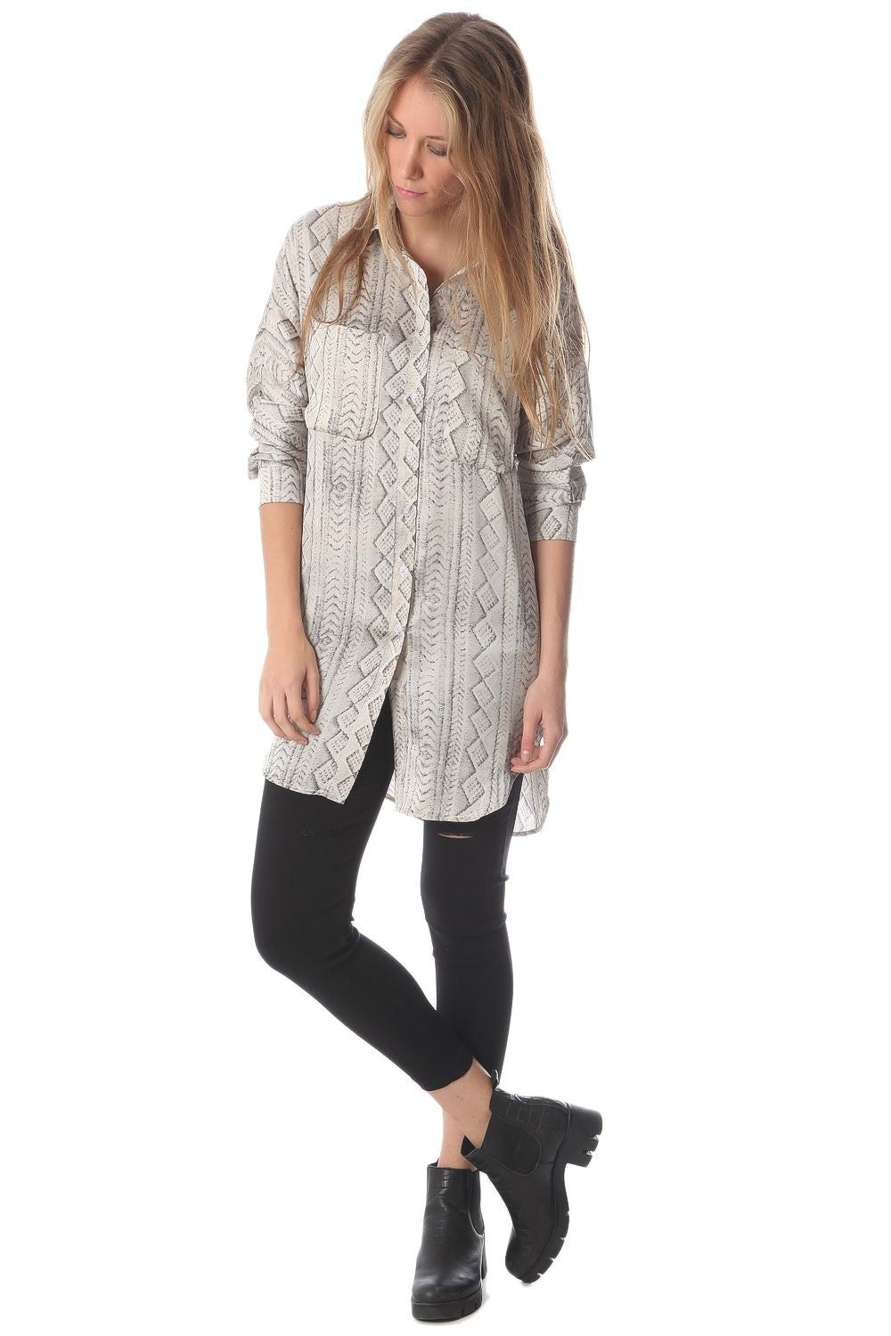 Camicia lunga con stampa astratta grigio in raso