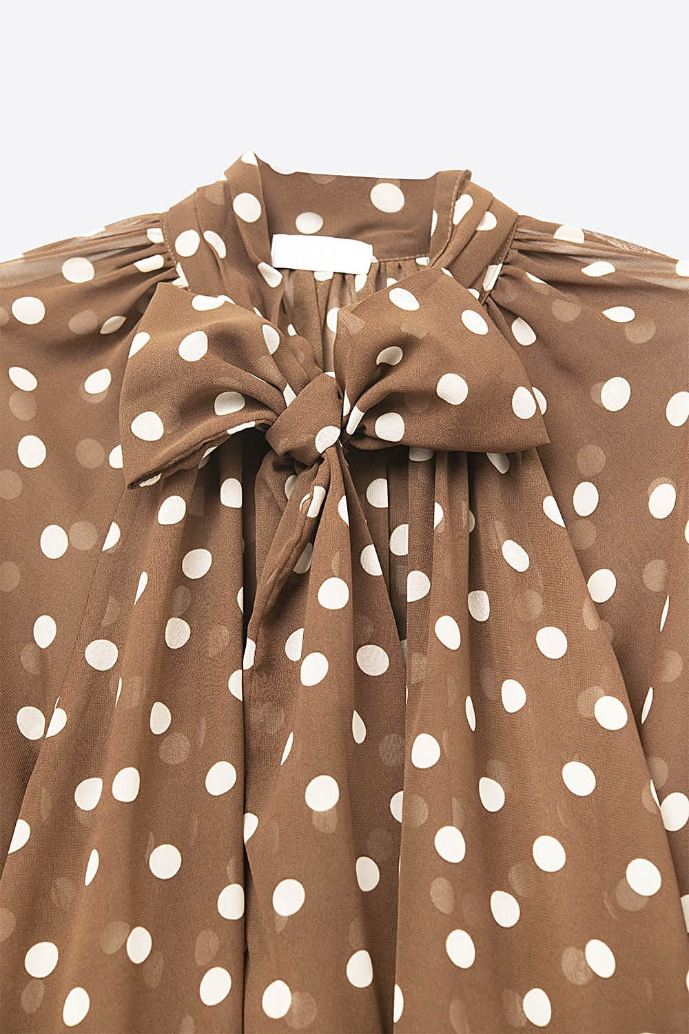 Camicia marrone a pois con dettaglio in pizzo in tessuto chiffon