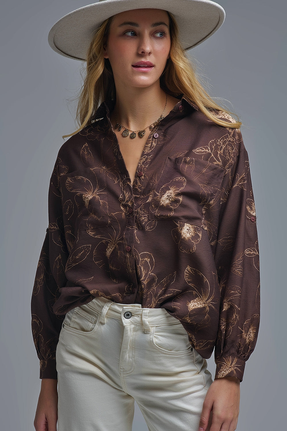 Camicia marrone leggera e fluida con stampa floreale autunnale