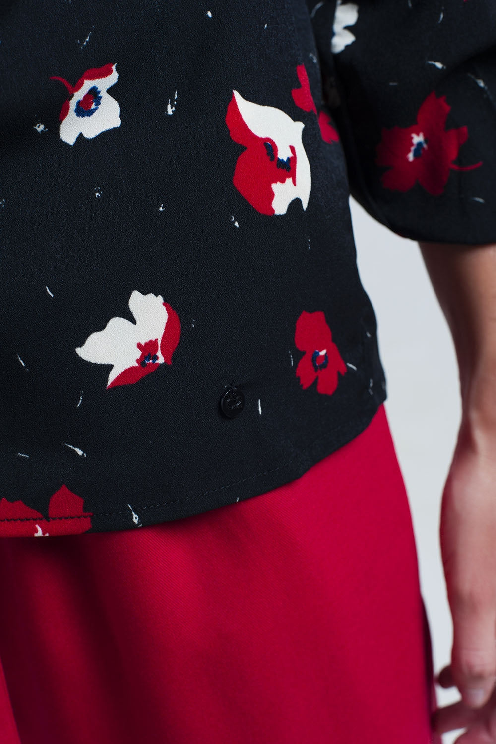 Camicia nera con fiori rossi e bianchi