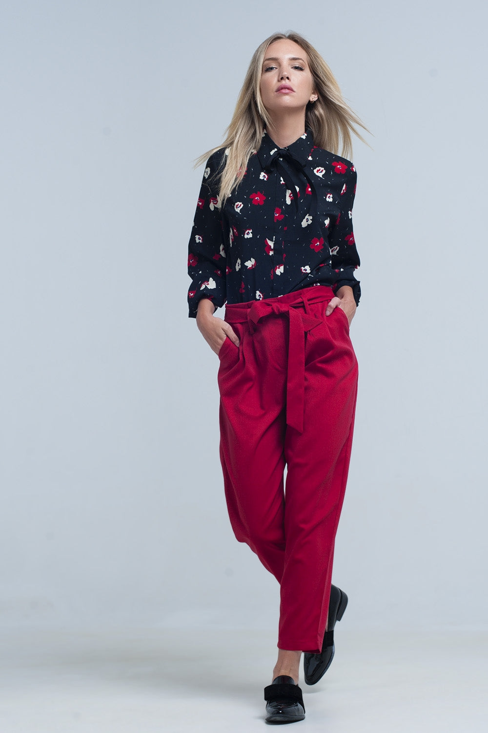 Camicia nera con fiori rossi e bianchi