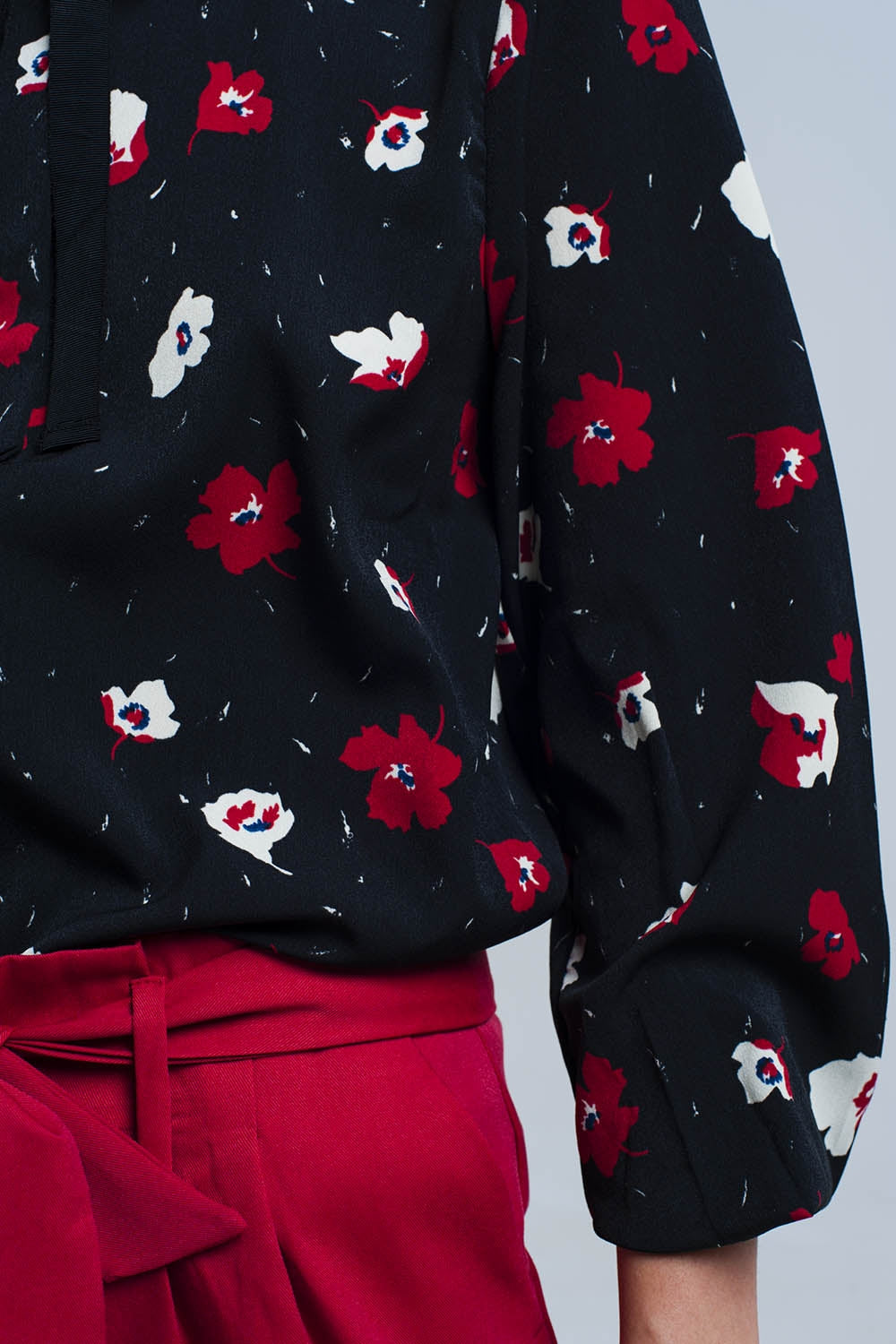 Camicia nera con fiori rossi e bianchi