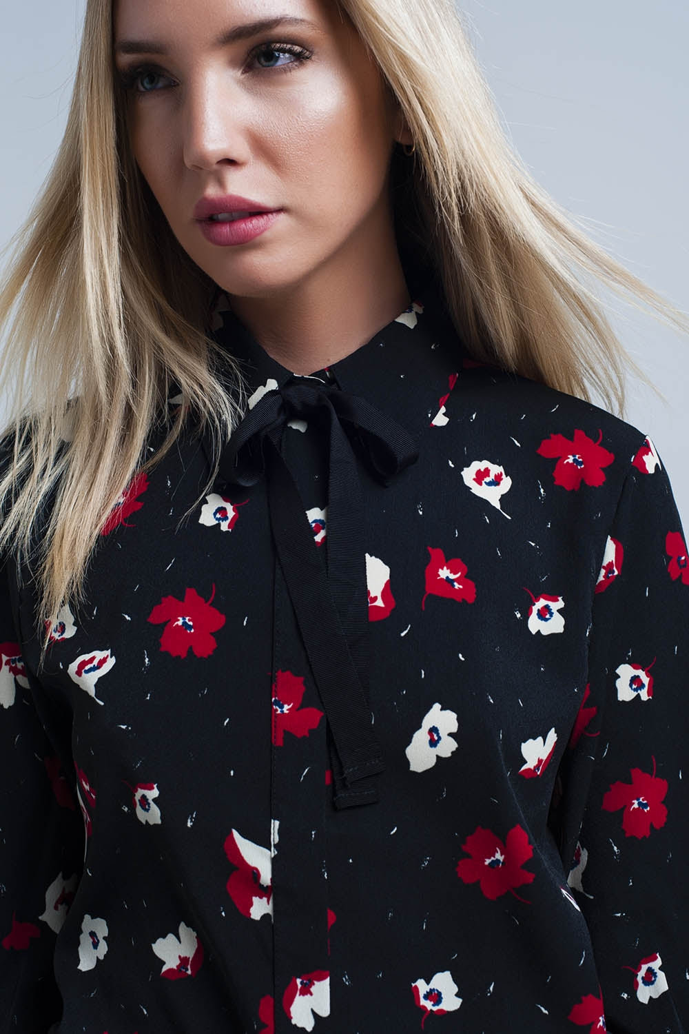 Camicia nera con fiori rossi e bianchi