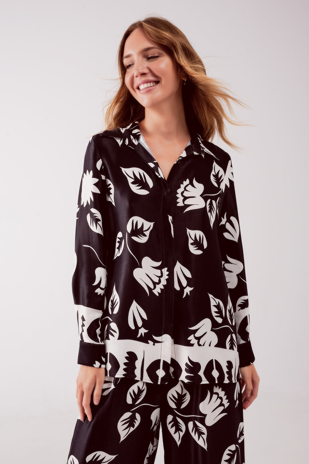 Camicia nera con stampa a fiori