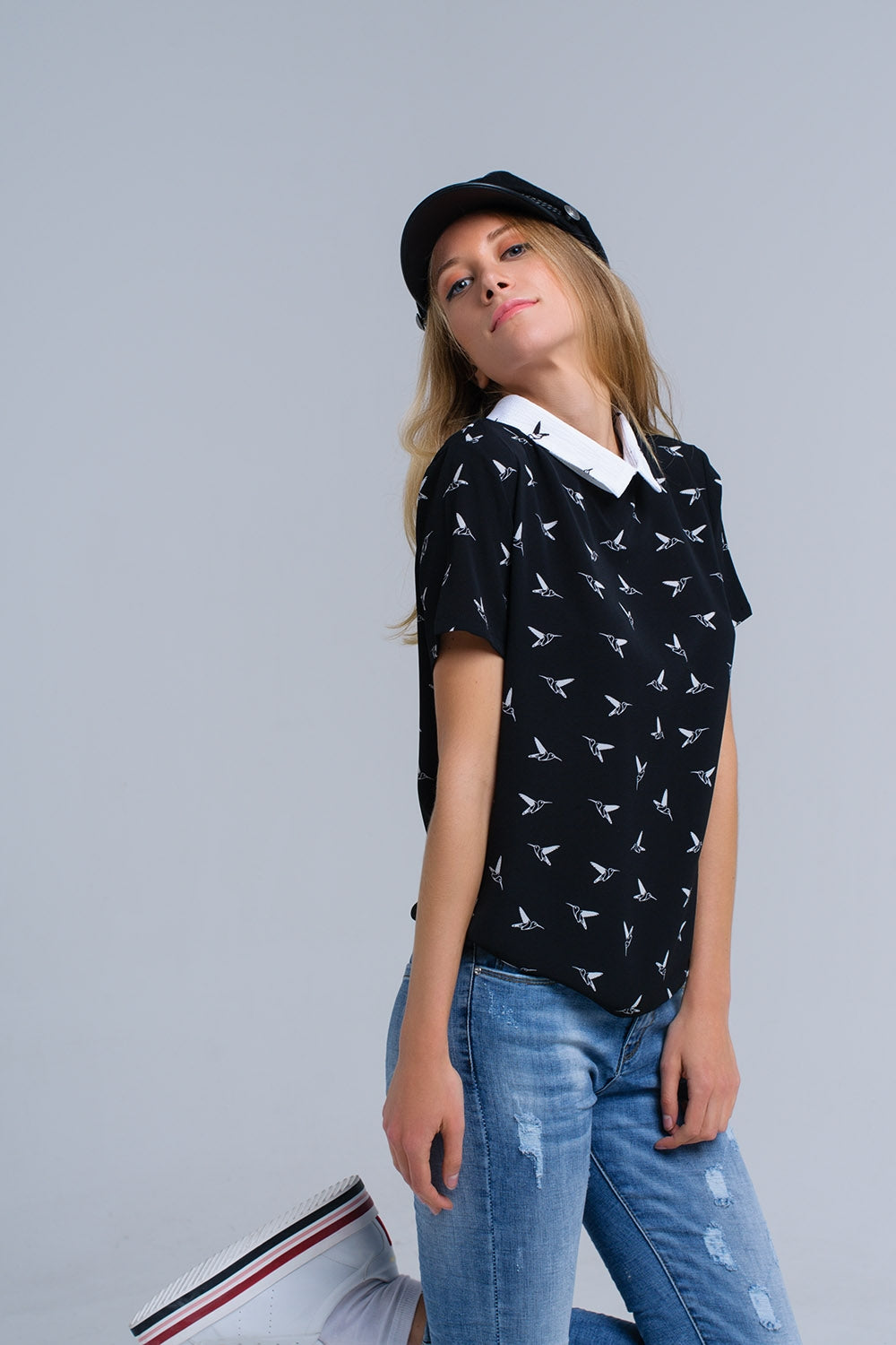 Q2 Camicia nera con uccelli stampati bianchi