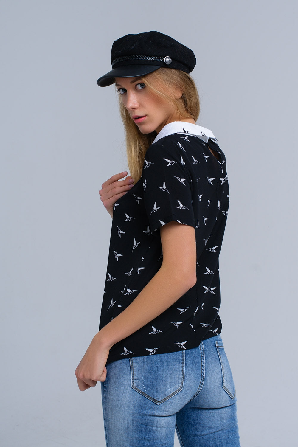 Camicia nera con uccelli stampati bianchi