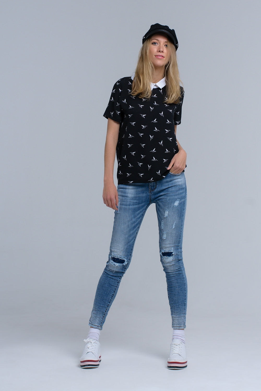 Camicia nera con uccelli stampati bianchi