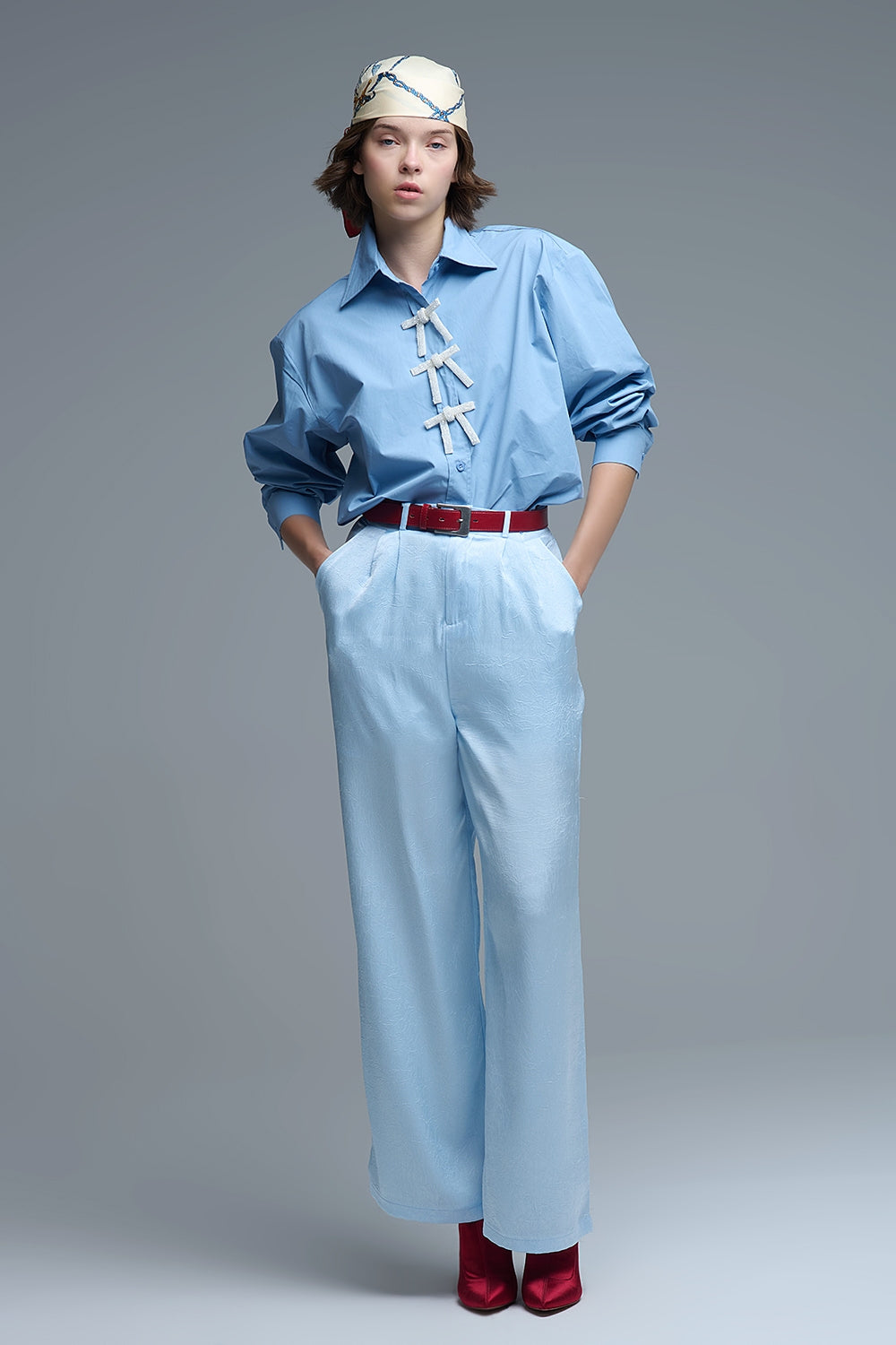 Camicia oversize blu in popeline con bottoni a forma di fiocco con perline bianche