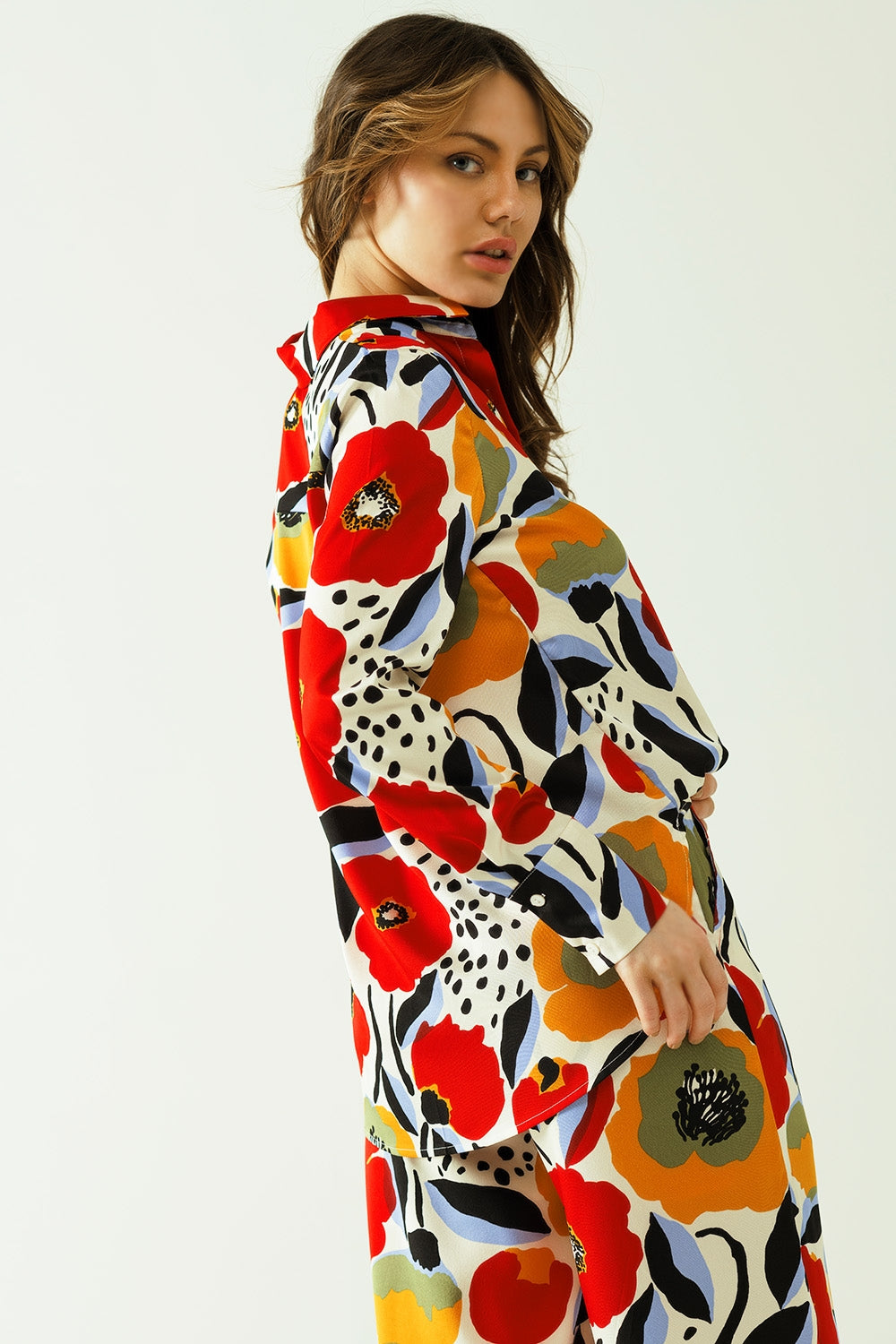 camicia oversize con disegni di papaveri e chiusura a bottoni