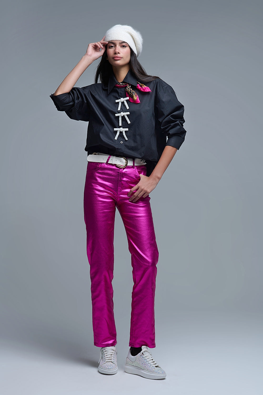Camicia oversize nera in popeline con bottoni a forma di fiocco con perline bianche