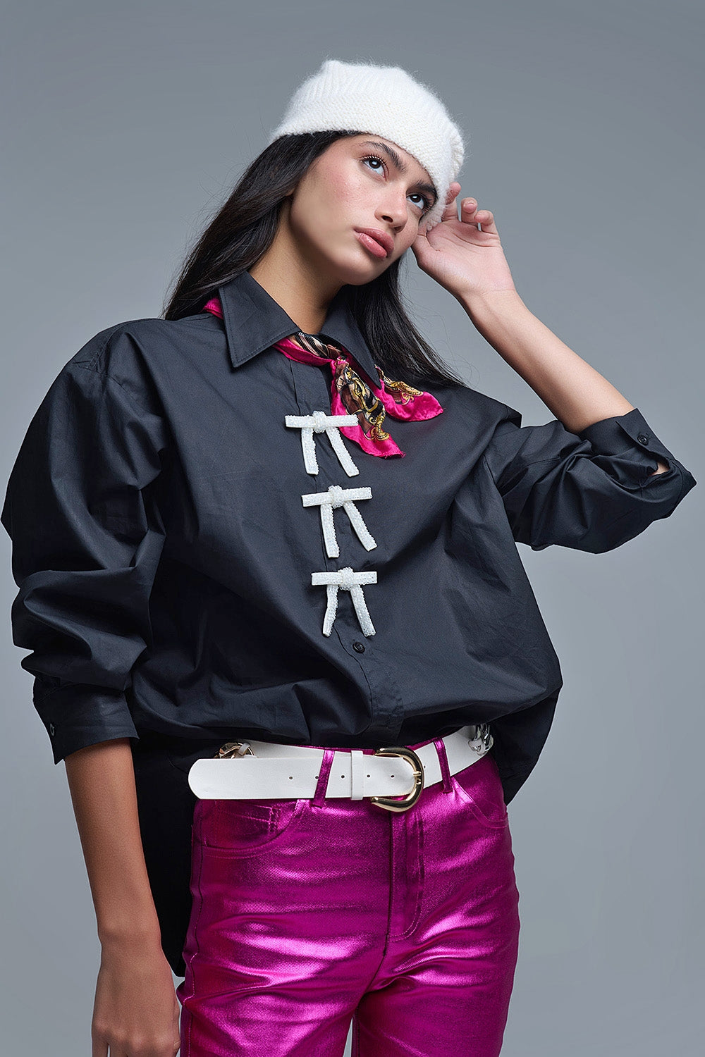 Camicia oversize nera in popeline con bottoni a forma di fiocco con perline bianche