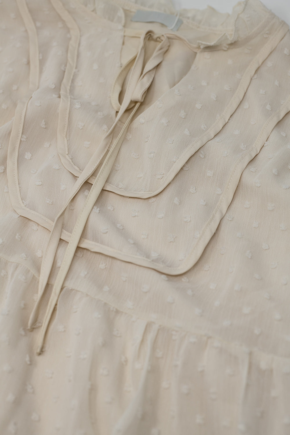 Camicia panna con increspatura e maniche lunghe