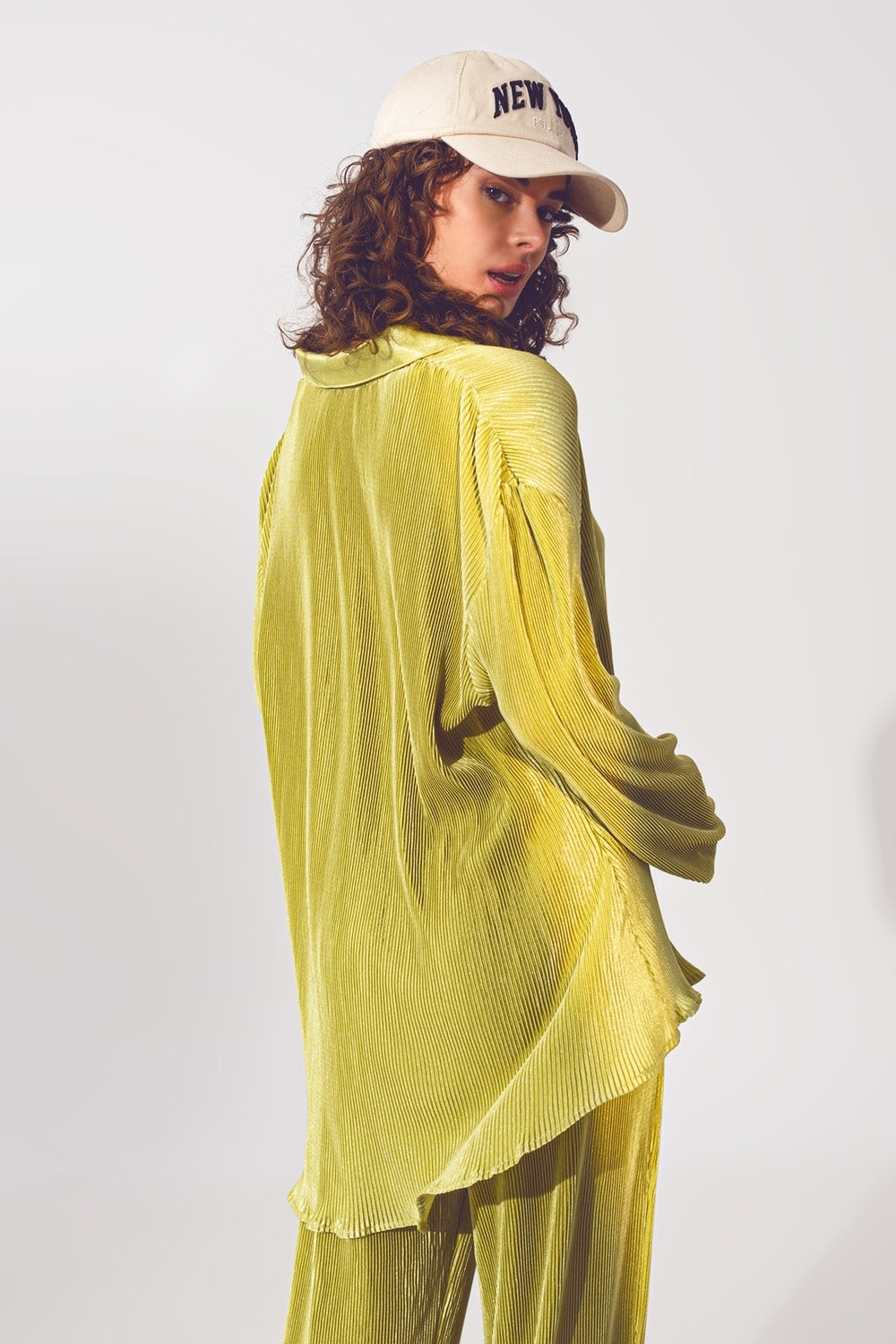Camicia rilassata a pieghe in raso verde