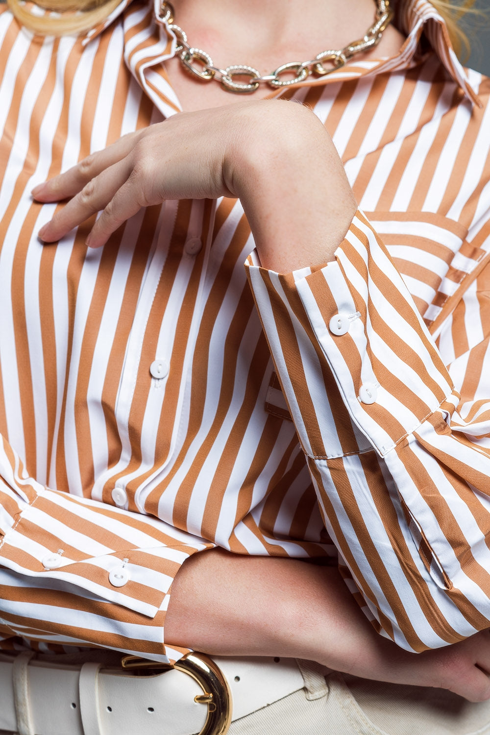 Camicia rilassata a righe con taschino a contrasto in beige