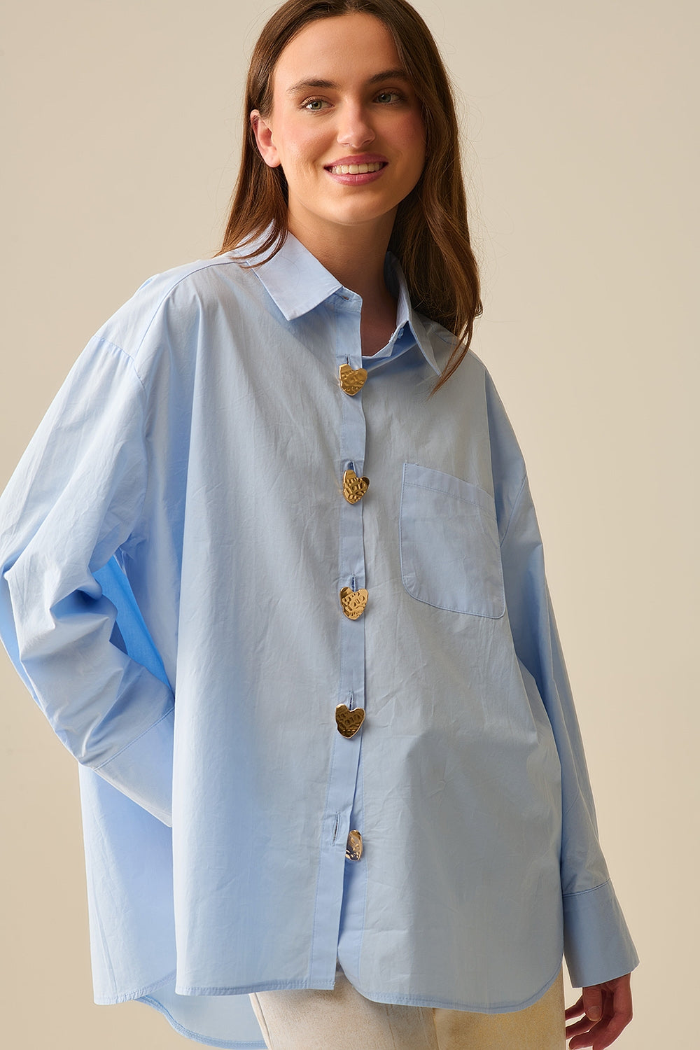 Camicia rilassata in popeline con bottoni a cuore dorati in blu baby