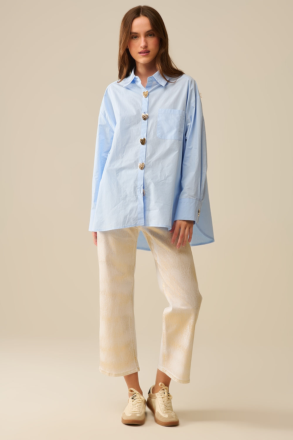 Camicia rilassata in popeline con bottoni a cuore dorati in blu baby