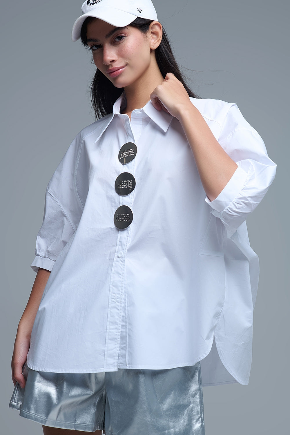 Camicia rilassata in popeline con maniche a 3/4 e bottoni in bianco