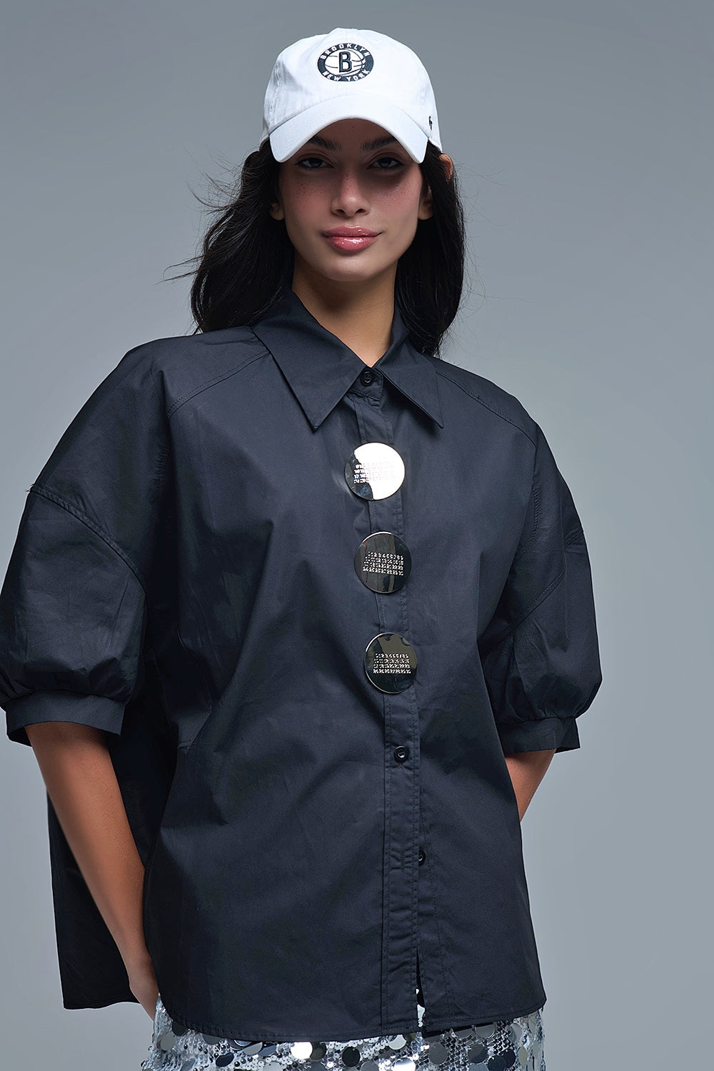 Camicia rilassata in popeline con maniche a 3/4 e bottoni in nero