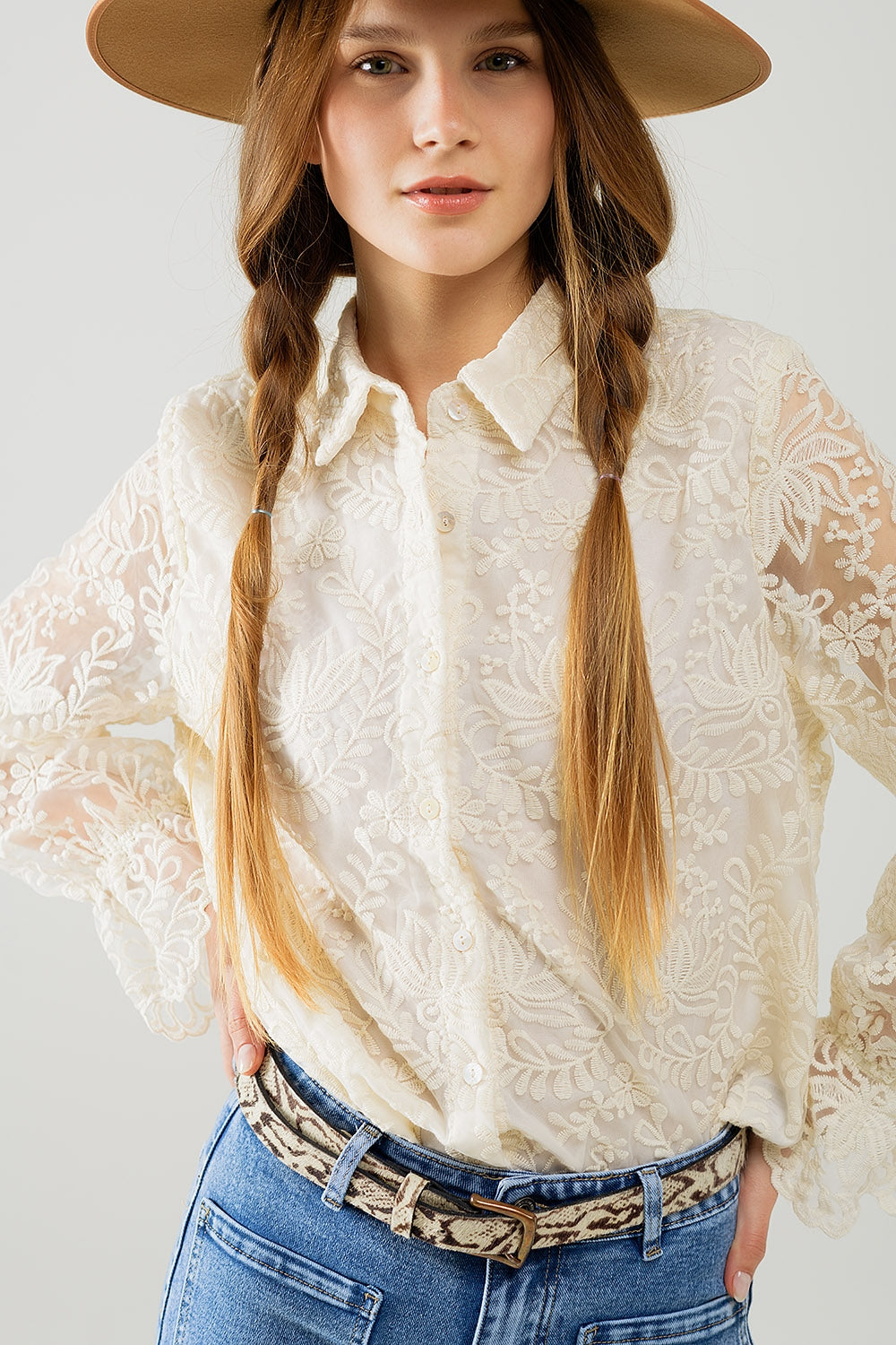 Camicia romantica in pizzo color beige con maniche a palloncino