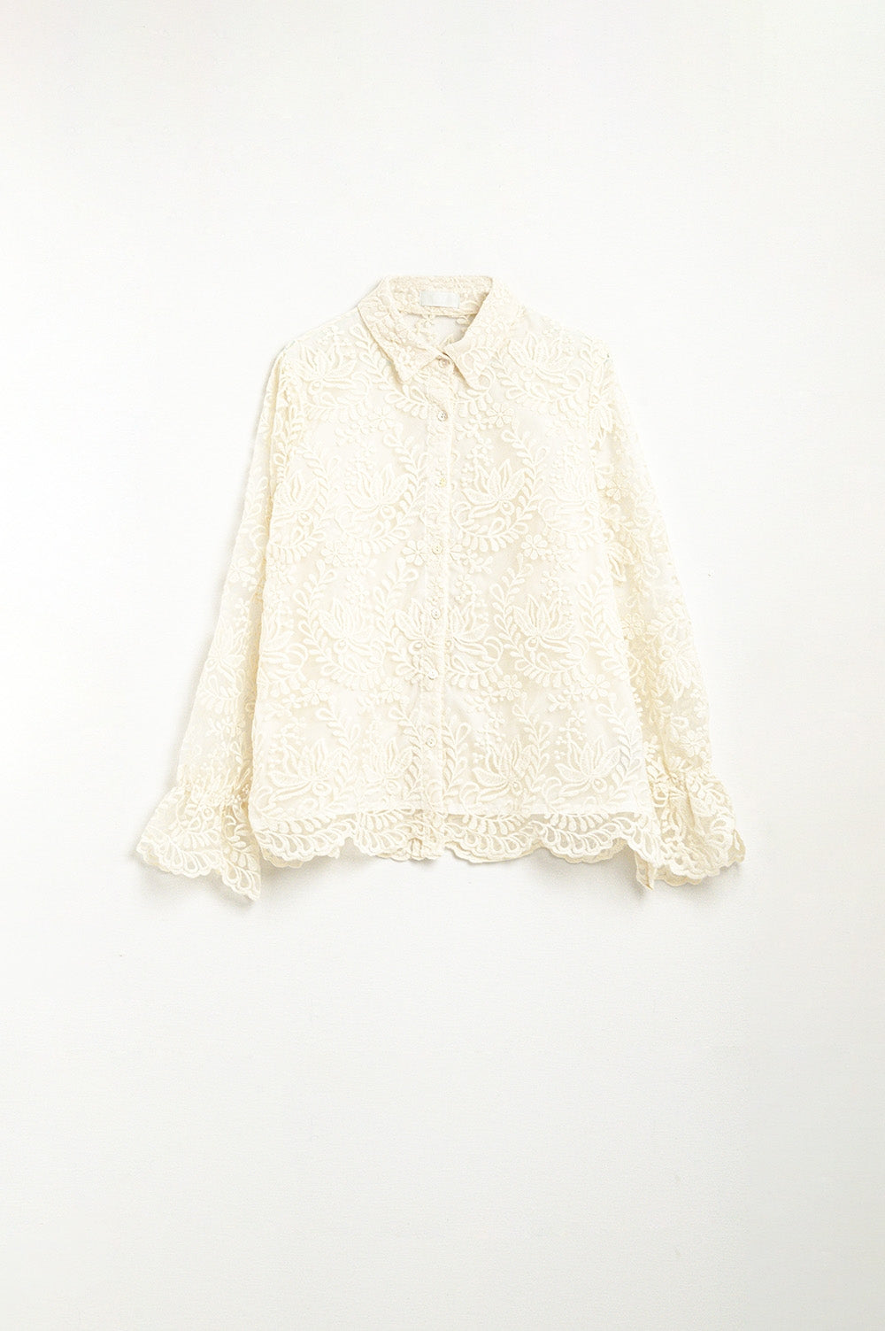 Camicia romantica in pizzo color beige con maniche a palloncino