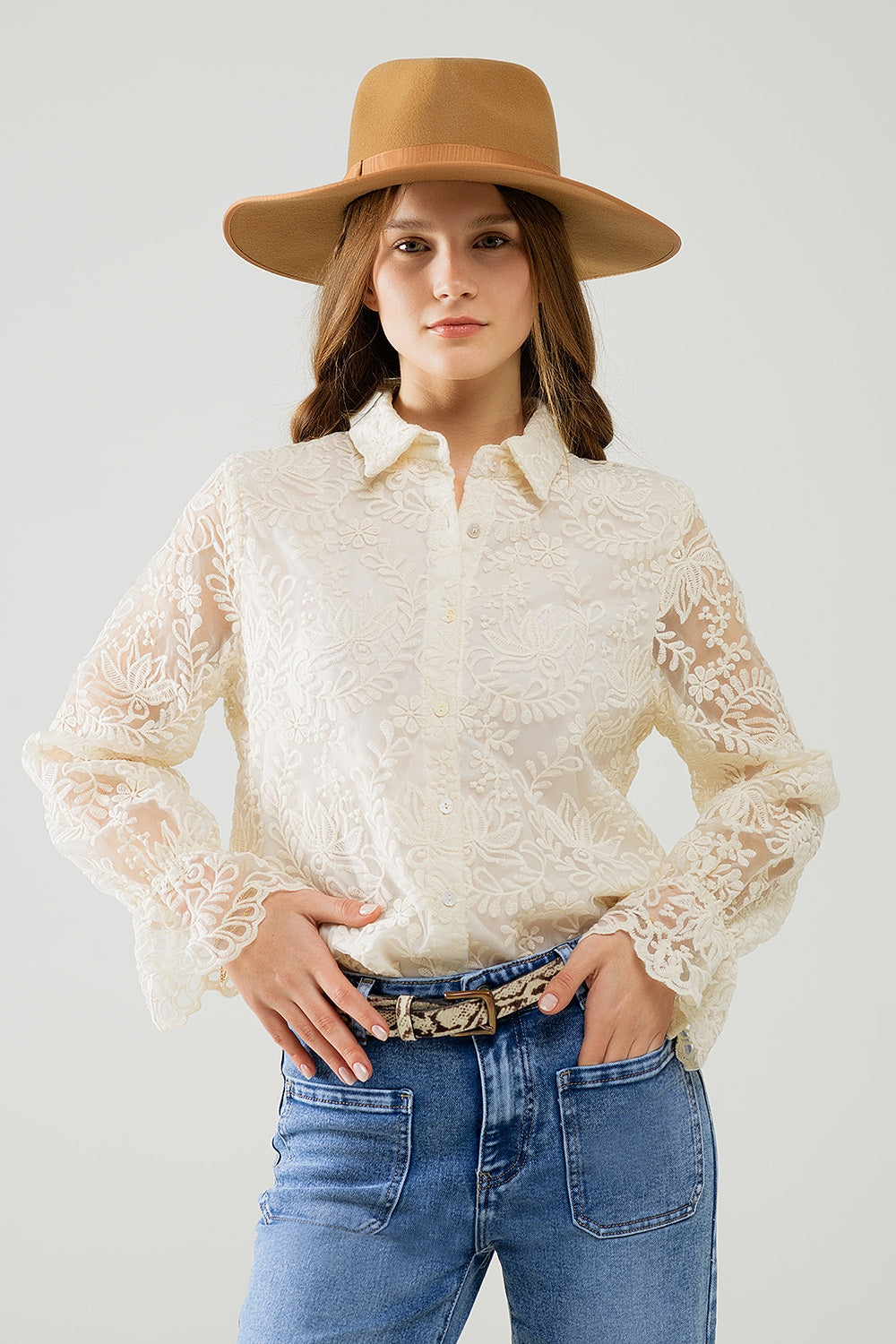 Camicia romantica in pizzo color beige con maniche a palloncino