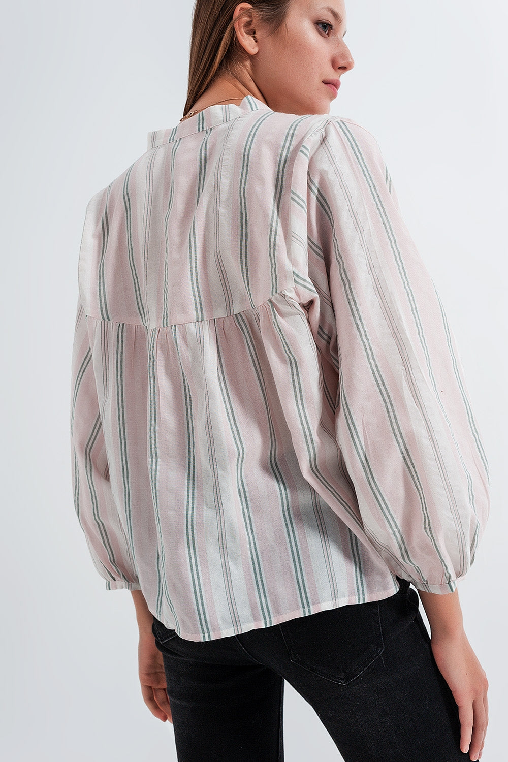 Camicia rosa a righe con collo serafino